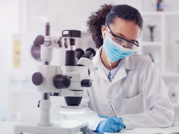 Como realizar a limpeza e manutenção de materiais de laboratório