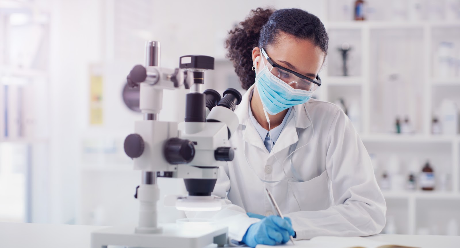 Como realizar a limpeza e manutenção de materiais de laboratório