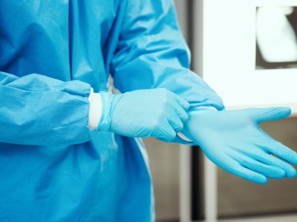 Luvas descartáveis hospitalares: cuidados de uso e armazenamento