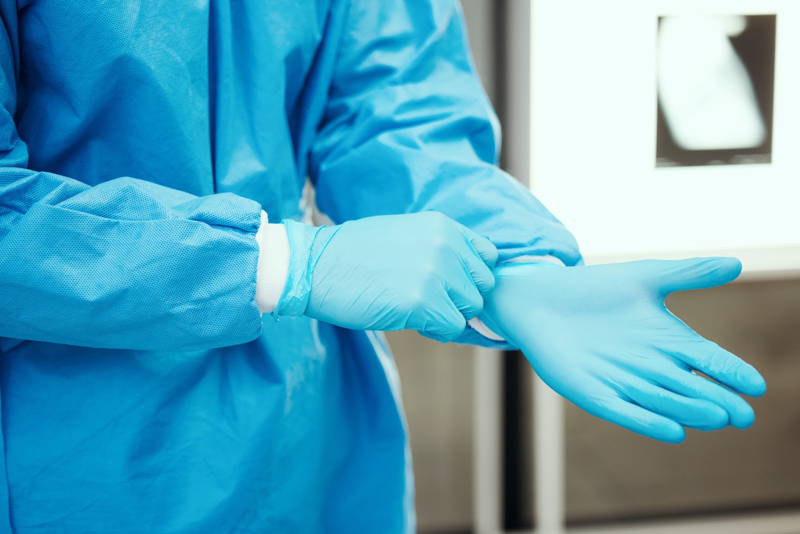 Luvas descartáveis hospitalares: cuidados de uso e armazenamento